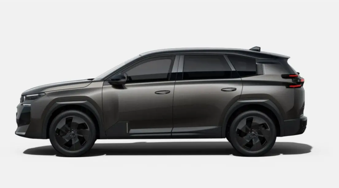 Vue de profil côté gauche du Citroën C5 Aircross II Hybrid 145 en gris Platinium avec toit noir biton.