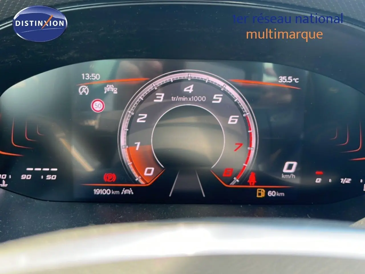 Tableau de bord numérique de SEAT Arona 2025 affichant compte-tours, vitesse à 0 km/h et température extérieure à 35,5°C.