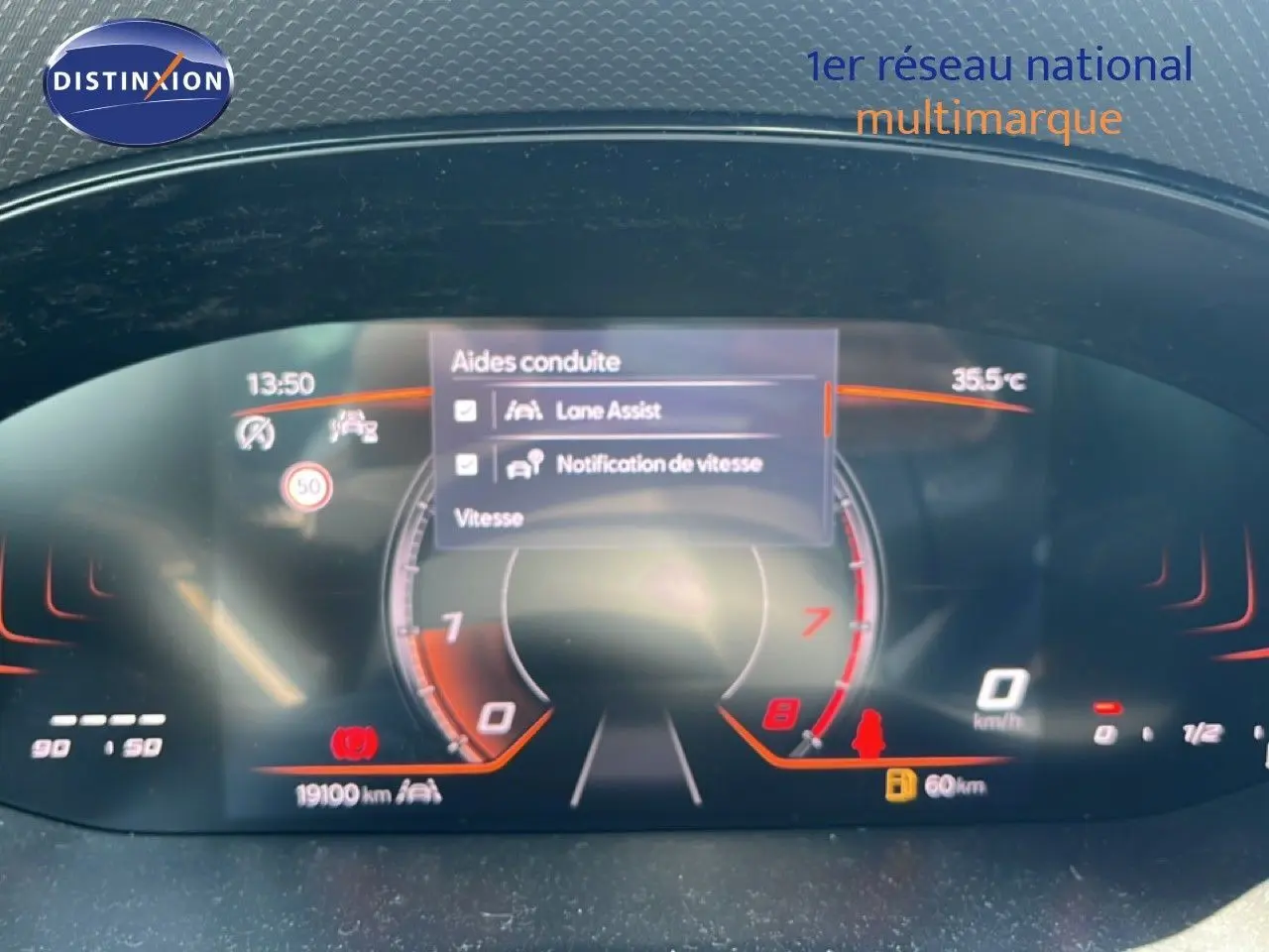 Tableau de bord numérique du SEAT Arona 2025 affichant les aides à la conduite et la vitesse, avec un fond noir et orange.