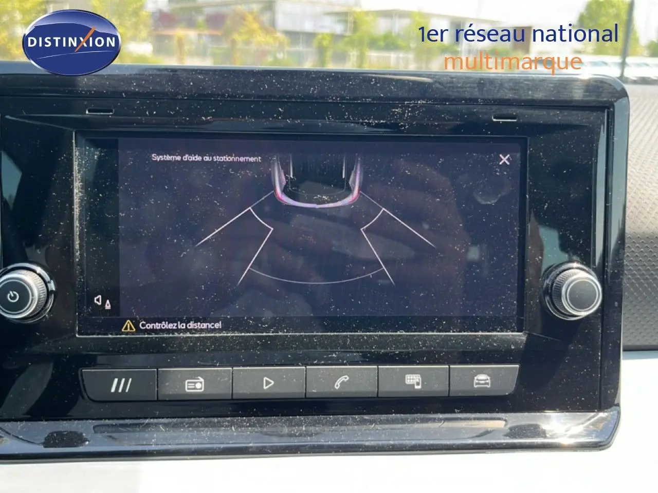 Écran tactile du système d’aide au stationnement dans une SEAT Arona 2025, tableau de bord noir.
