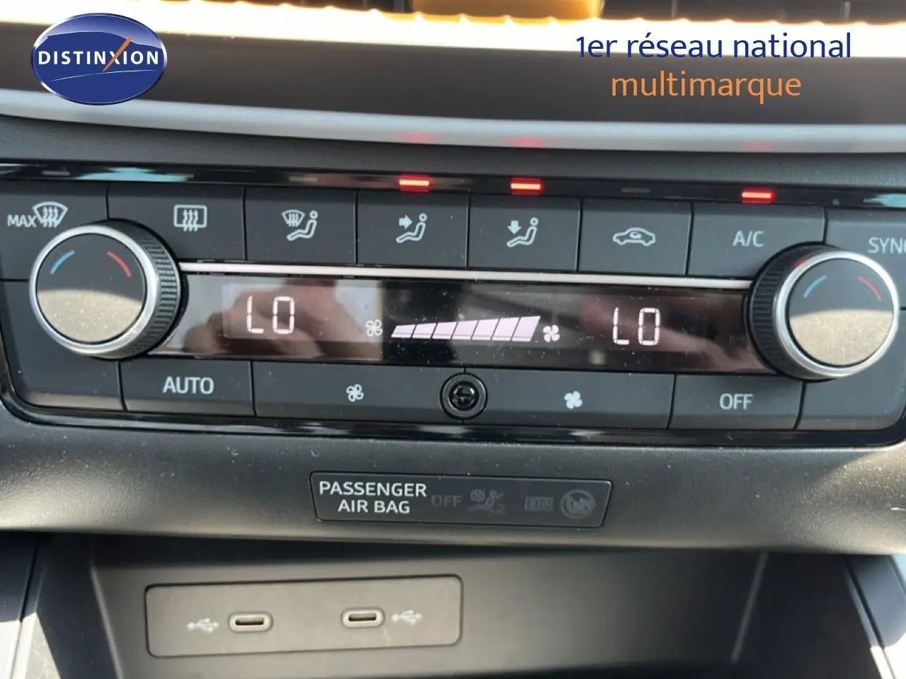 Gros plan sur la console de climatisation digitale du SEAT Arona 2025, avec affichage des réglages en mode automatique.