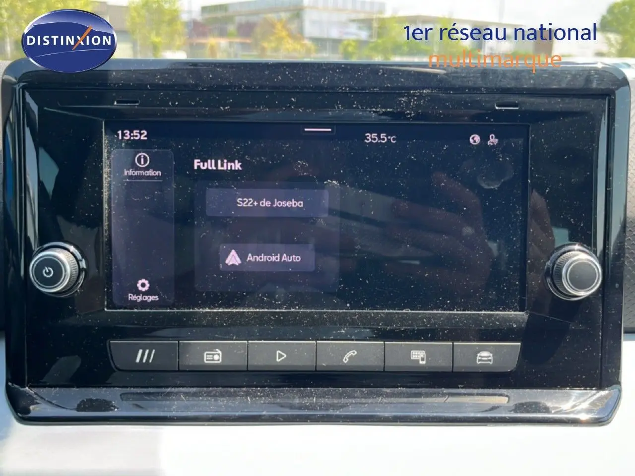 Écran tactile central du tableau de bord SEAT Arona 2025, affichant la connexion Android Auto, avec commandes autour.