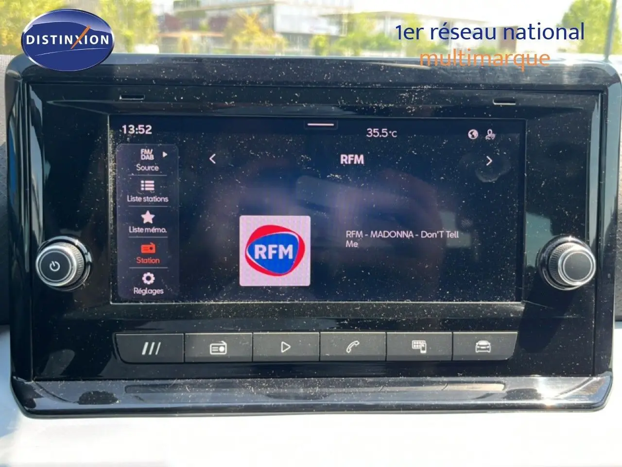Écran tactile multimédia du tableau de bord du SEAT Arona 2025 affichant la radio RFM à 13h52.