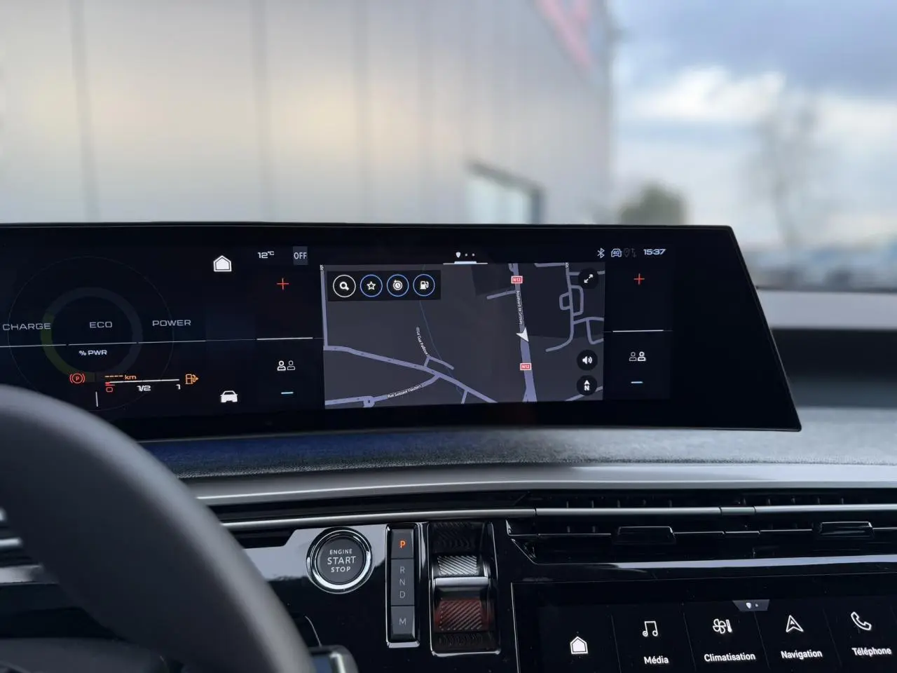 Vue intérieure du tableau de bord du Peugeot 3008 Hybrid 145 e-DSC6 Allure 2025 avec écran panoramique incurvé 21 pouces affichant la navigation.