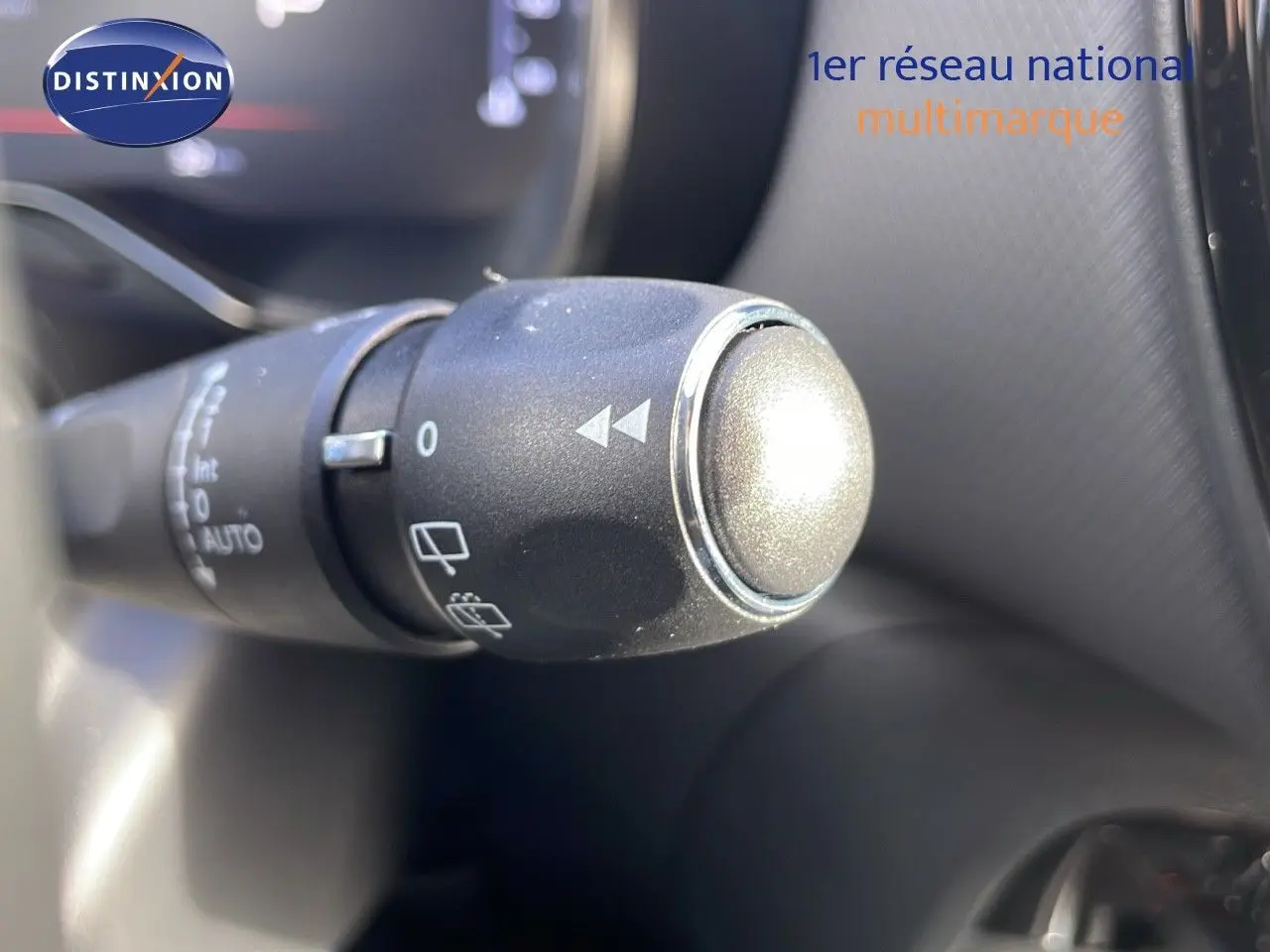 Gros plan sur la commande d’essuie-glace du volant d’un Citroën C5 Aircross bleu Eclipse Metal, intérieur noir.