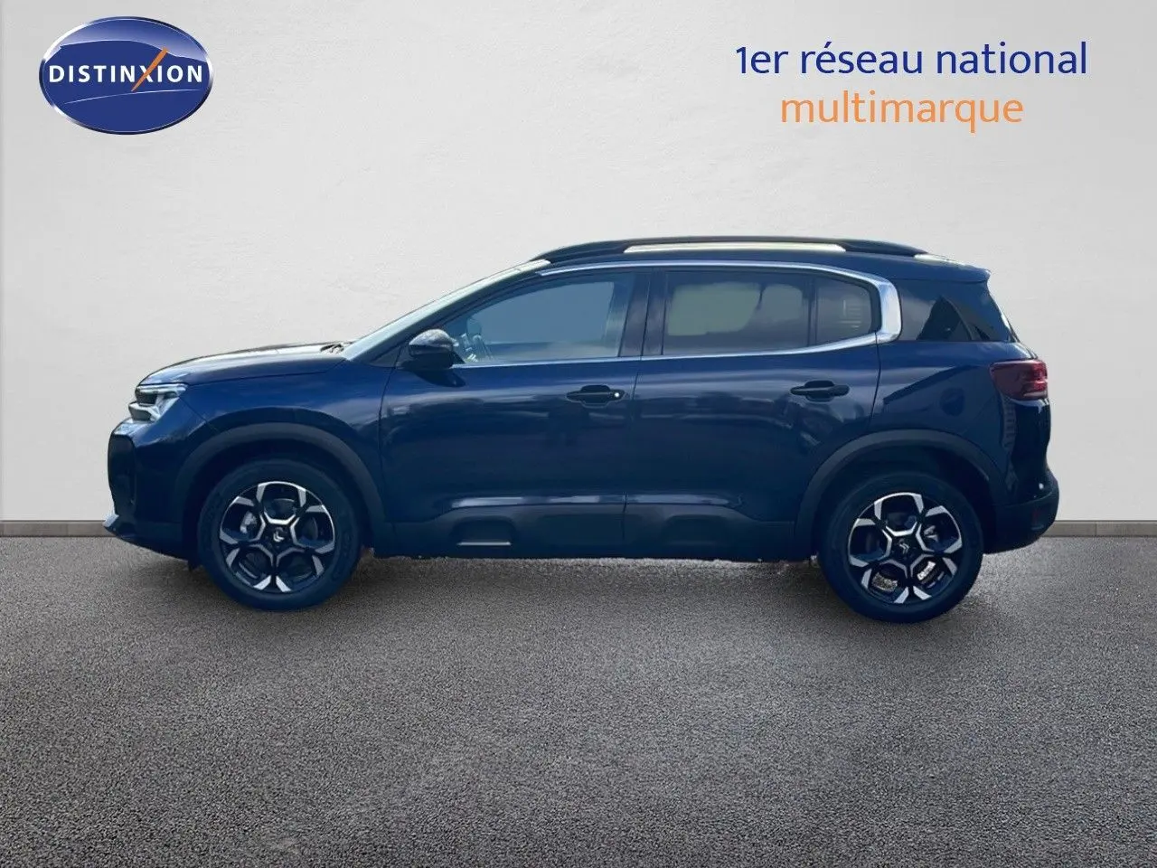 Profil droit d'un Citroën C5 Aircross 2025 bleu eclipse métal avec jantes distinctives et toit noir contrasté.