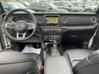 Vue intérieure du tableau de bord et volant de la Jeep Wrangler Unlimited 2023, finition Overland, avec écran tactile central.