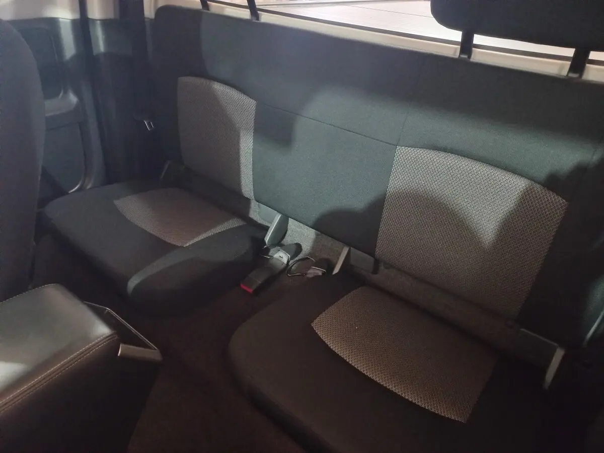 Vue intérieure des sièges arrière rabattables noirs et gris du Mitsubishi L200 CC 2.2 DI-D 150ch Intense MY20.