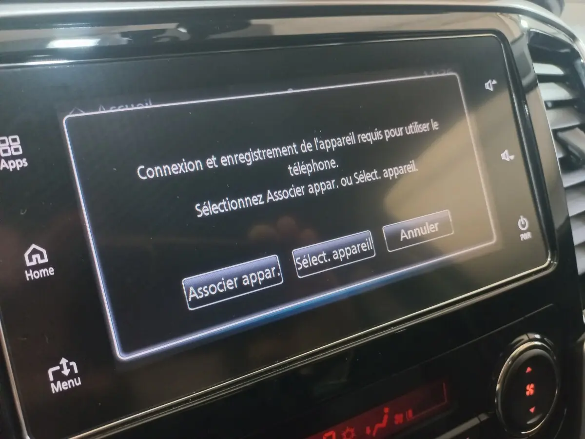 Écran tactile central du tableau de bord du Mitsubishi L200 2020, affichant un menu de connexion Bluetooth.