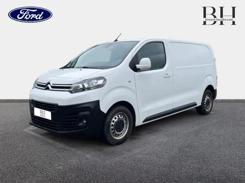 Fourgon Citroën Jumpy blanc Banquise vu en 3/4 avant droit, avec pare-chocs noir et jantes acier.