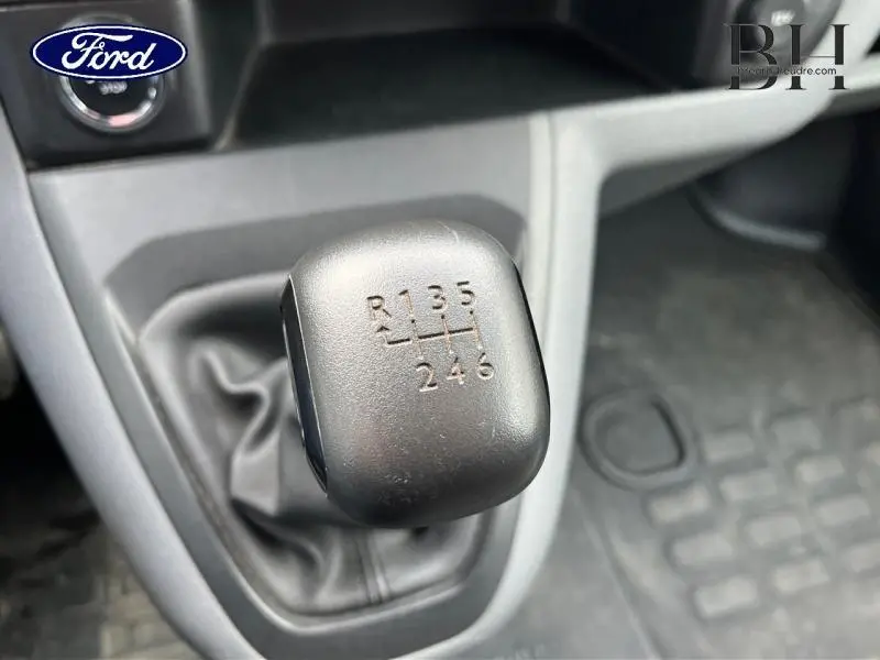 Gros plan sur le levier de vitesses manuel noir dans l'habitacle d'un Citroën Jumpy blanc Banquise, version 2016.