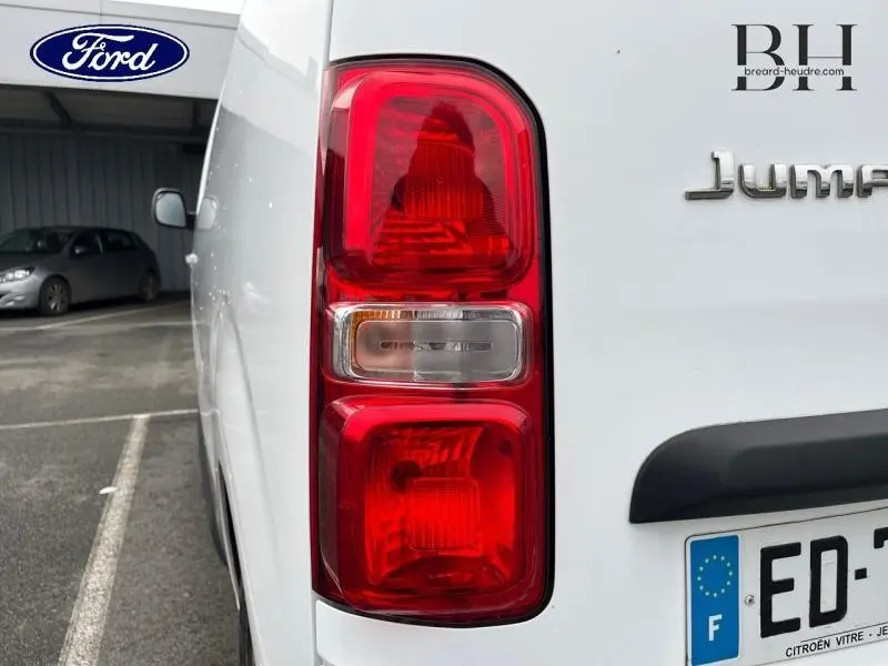 Gros plan sur le feu arrière gauche blanc banquise du Citroën Jumpy M 2.0 BlueHDi 120ch Business de 2016.