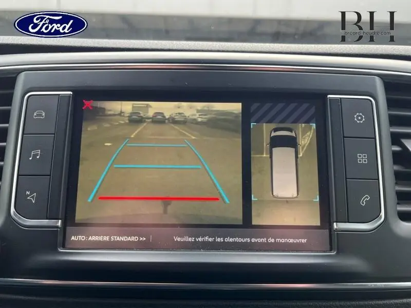 Écran tactile montrant la caméra de recul et la vue 360° d'un Citroën Jumpy blanc Banquise, tableau de bord intérieur.