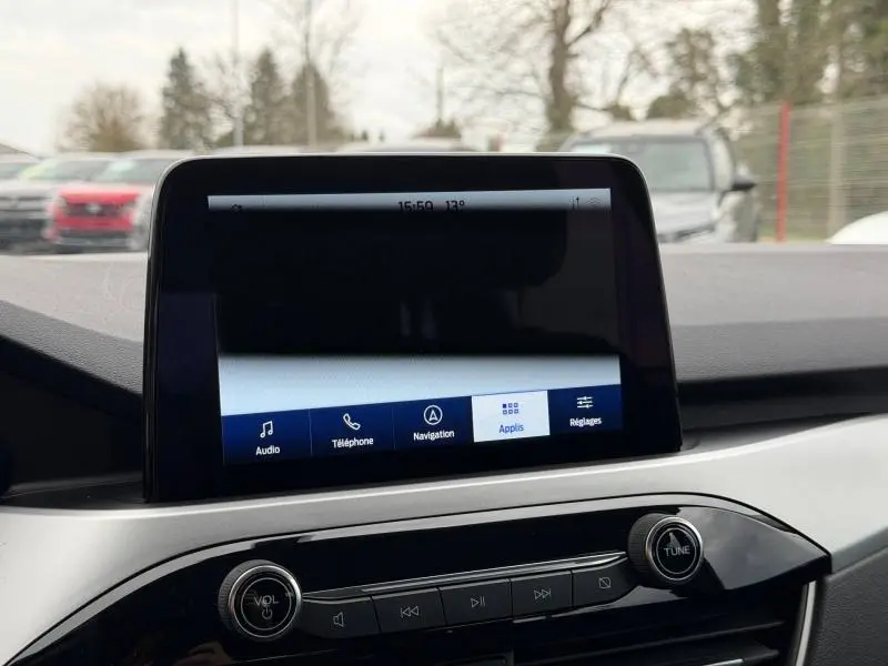 Écran tactile central du Ford Kuga 1.5 EcoBoost 150ch Titanium 2024, vue intérieure du tableau de bord.