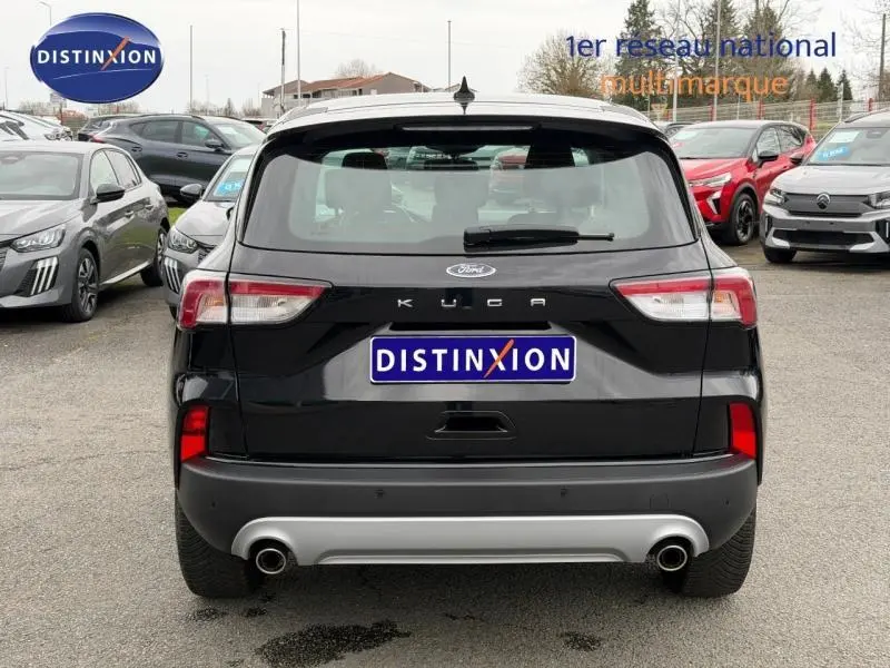 Vue arrière d'un Ford Kuga 1.5 EcoBoost 150ch Titanium 2024 noir avec double sortie d'échappement et logo KUGA visible.