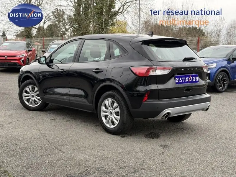 Ford Kuga 1.5 EcoBoost 2024 noir, vue 3/4 arrière côté gauche, avec jantes alliage et double sortie d’échappement.