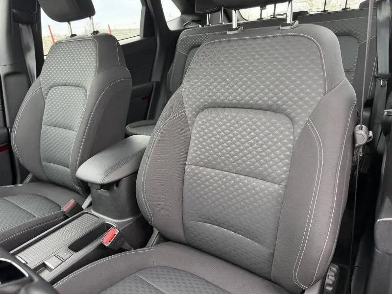 Gros plan sur les sièges avant gris à motifs du Ford Kuga 1.5 EcoBoost 150ch Titanium 2024, intérieur moderne et soigné.