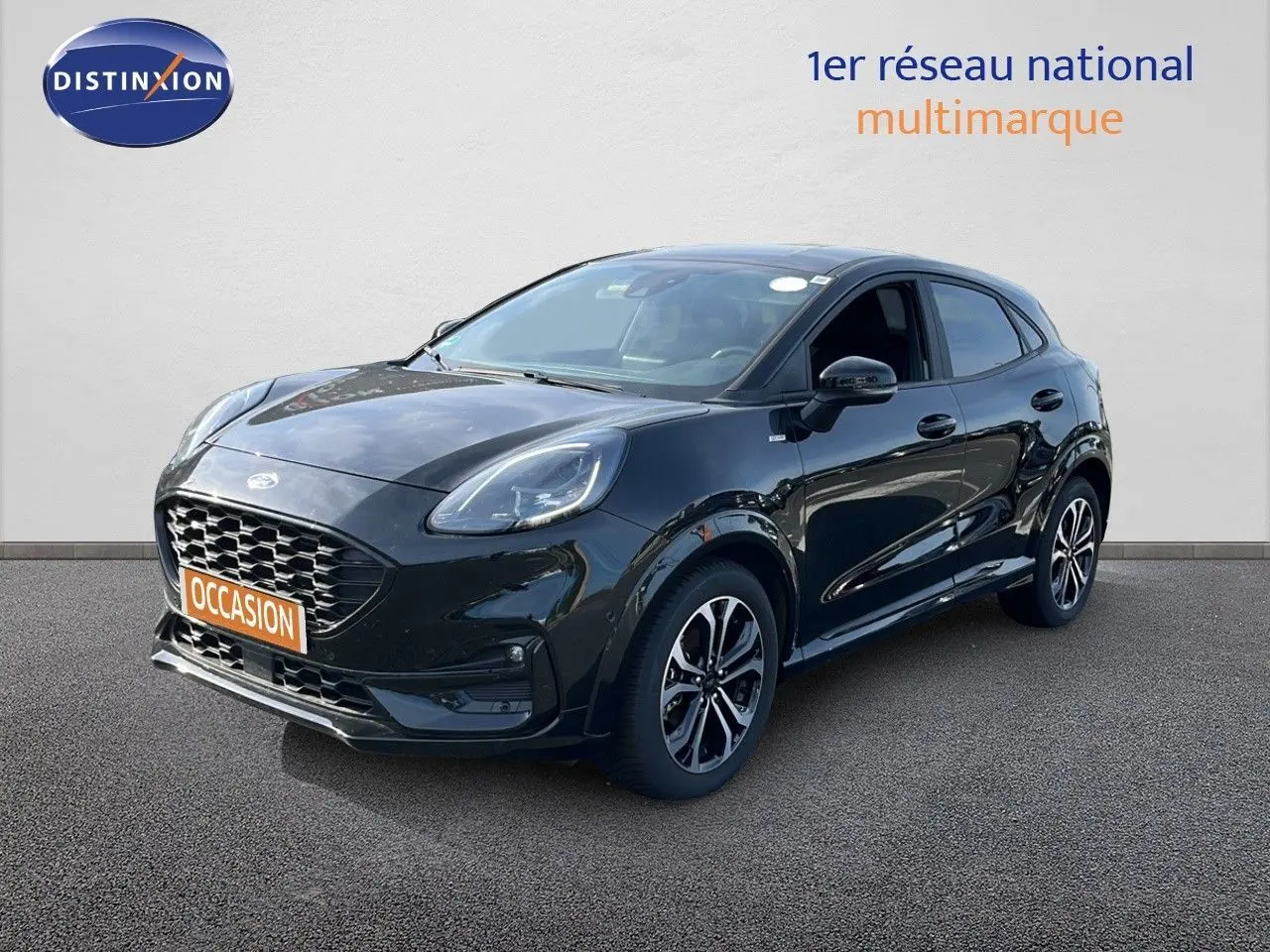 Ford Puma 1.0 EcoBoost MHEV 155ch noir agate métal, vue 3/4 avant droit avec jantes alliage bicolores.