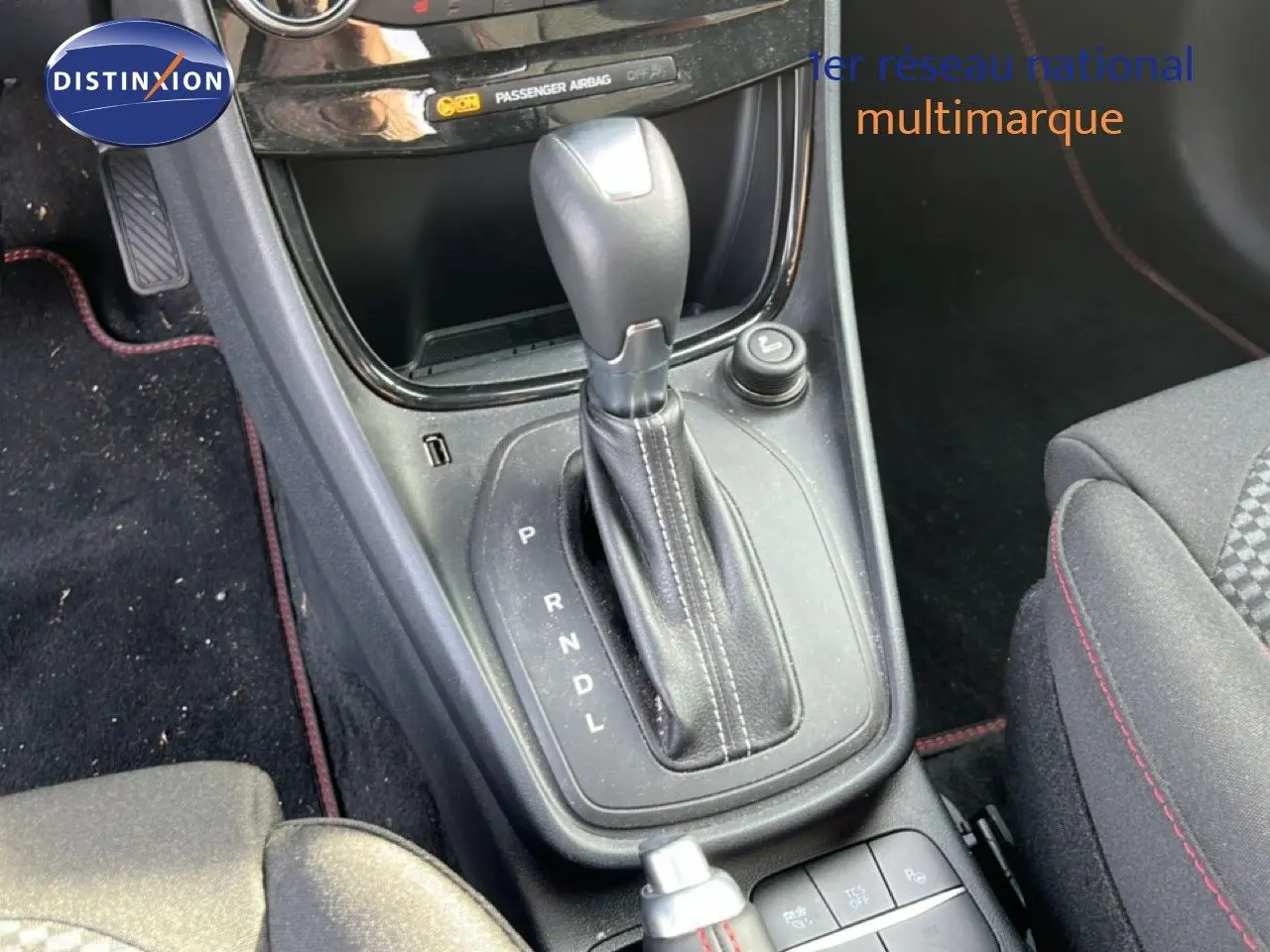 Gros plan sur la console centrale et levier de vitesse automatique noir dans l’habitacle du Ford Puma 2023.