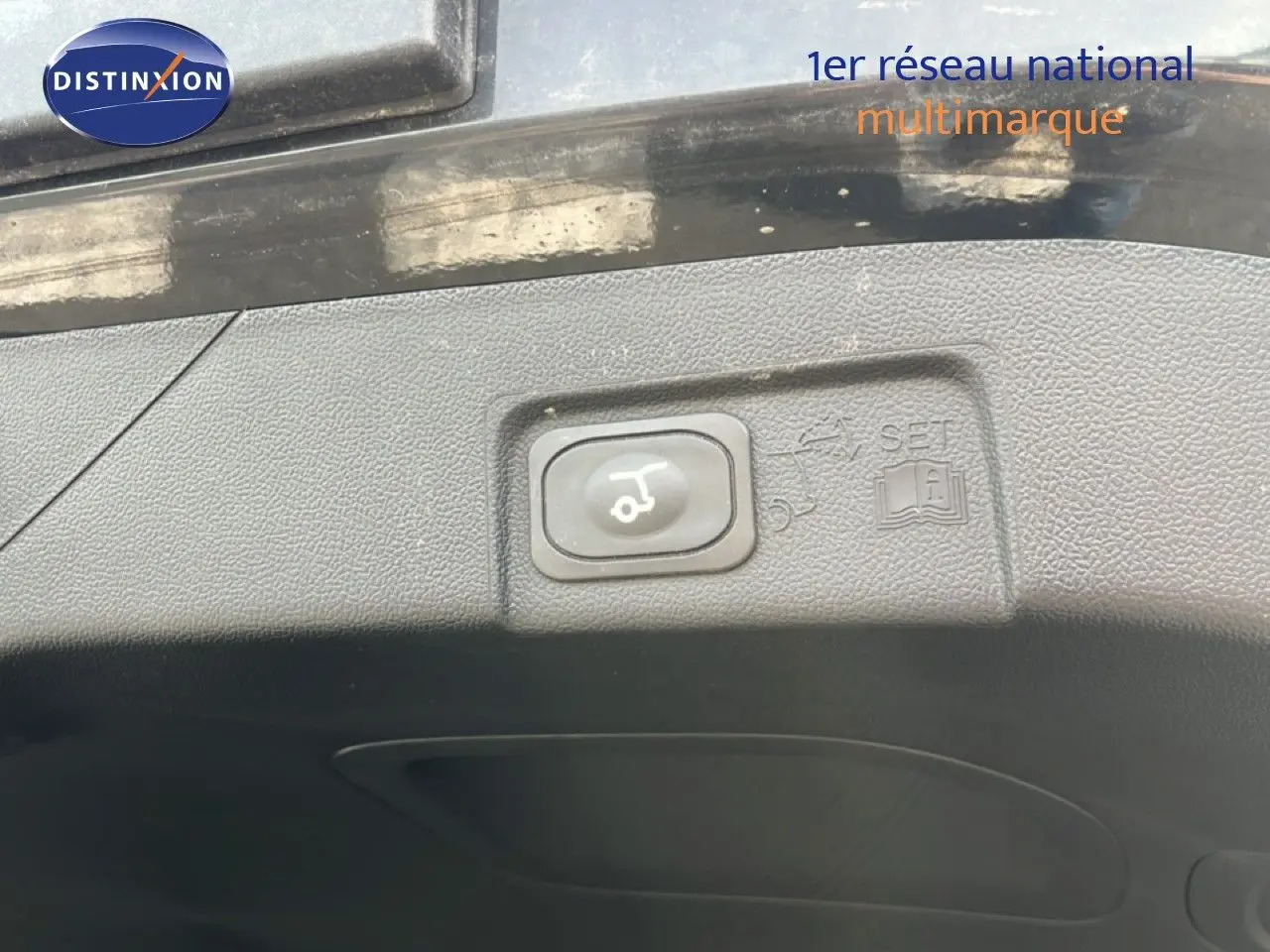 Bouton de fermeture électrique du hayon sur le bord intérieur du coffre d’un Ford Puma noir Agate 2023.