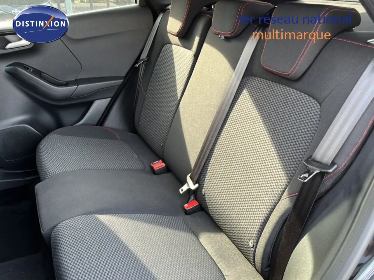 Vue intérieure côté droit des sièges arrière en tissu noir avec surpiqûres rouges du Ford Puma 2023 noir Agate Metal.