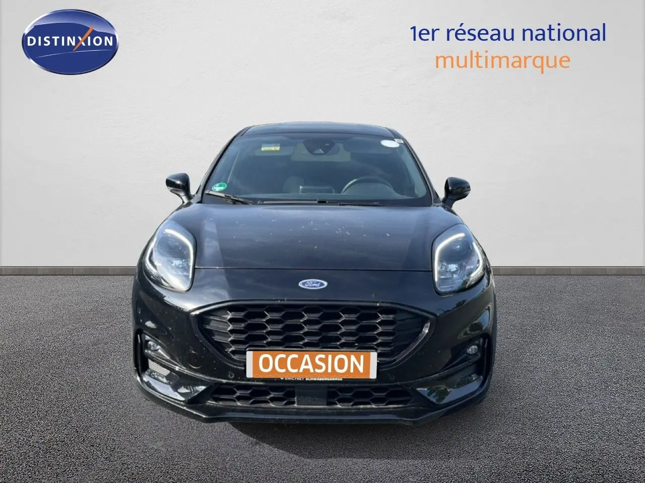Vue avant d'une Ford Puma noire Agate Metal 2023 avec calandre hexagonale et phares LED distinctifs.