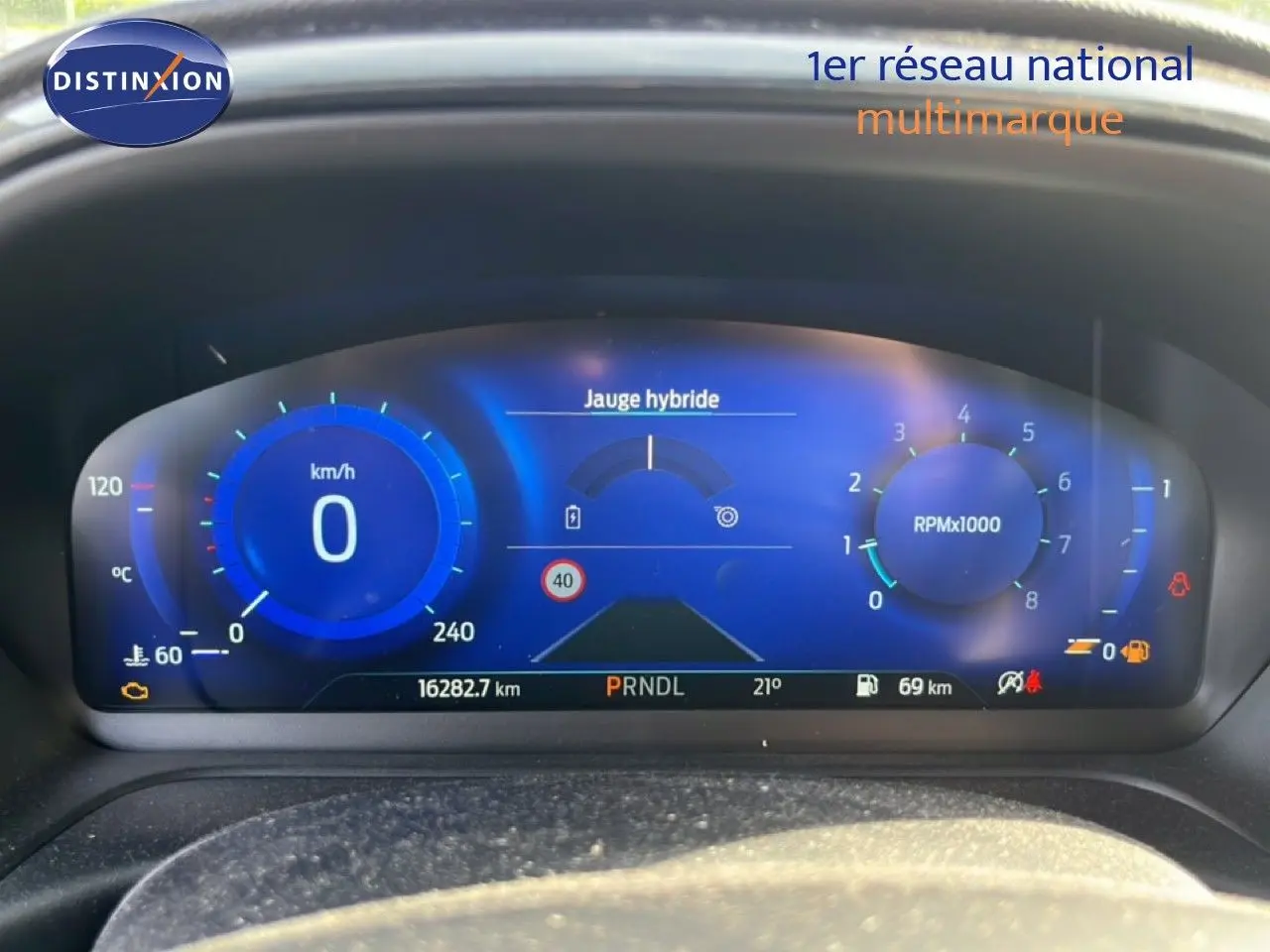 Tableau de bord numérique bleu du Ford Puma noir agate, affichant la jauge hybride et compteur à 0 km/h.
