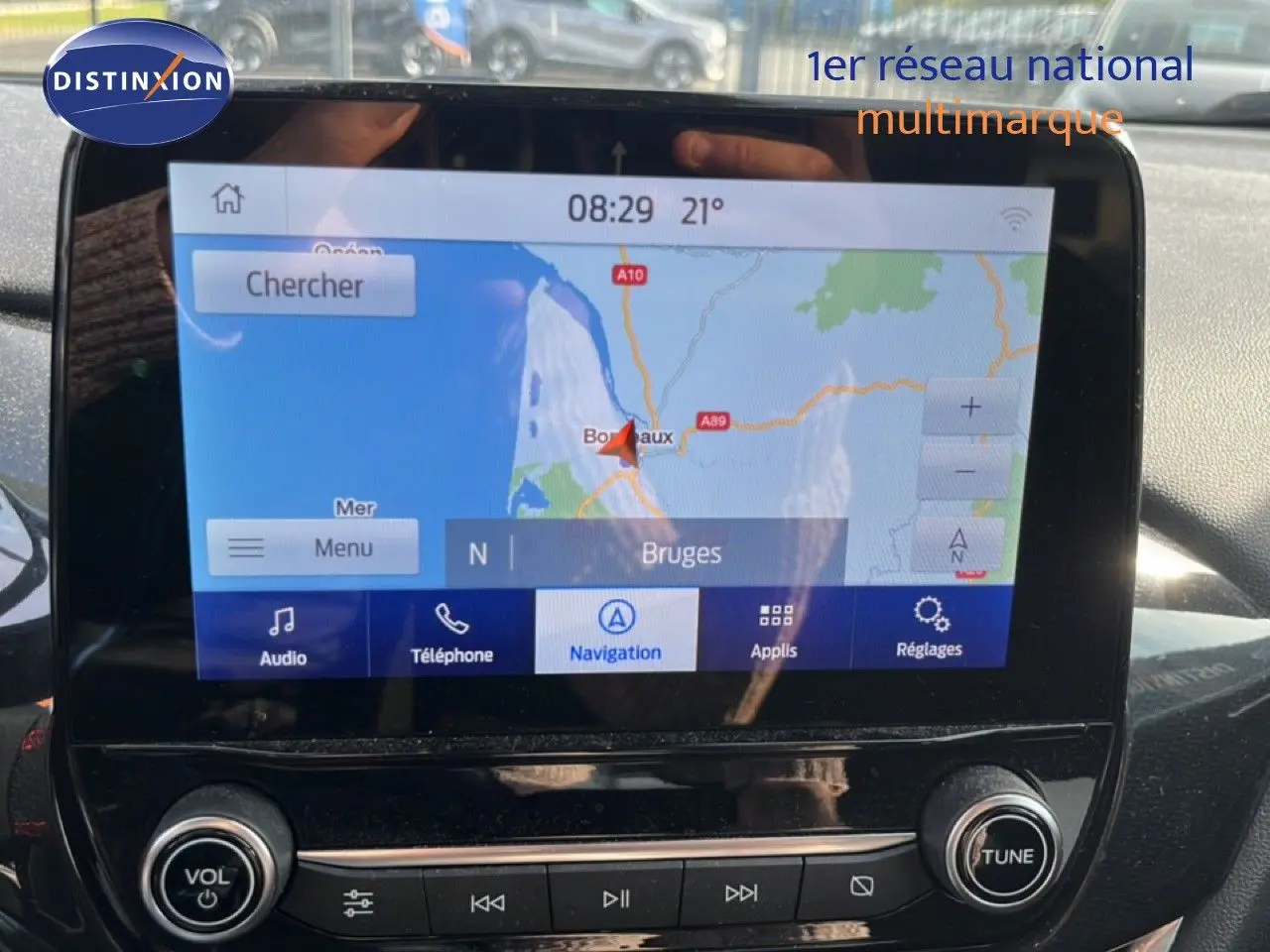 Écran tactile de navigation du Ford Puma noir agate métal, vue intérieure centrée sur la console multimédia.