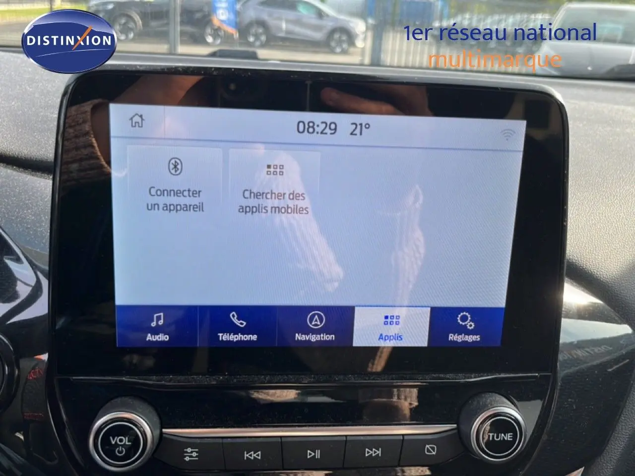 Écran tactile central du Ford Puma noir agate métal, vue rapprochée du système multimédia avec commandes audio visibles.