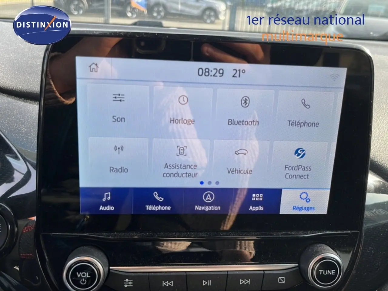 Écran tactile central du Ford Puma noir agate métal 2023, affichant le menu principal avec options connectivité et réglages.