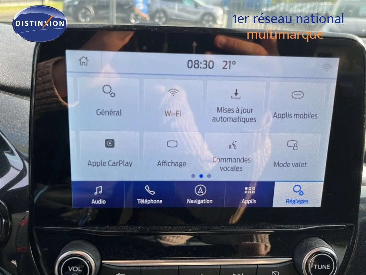Écran tactile central du Ford Puma noir agate, affichant le menu des réglages avec options connectivité et commandes vocales.
