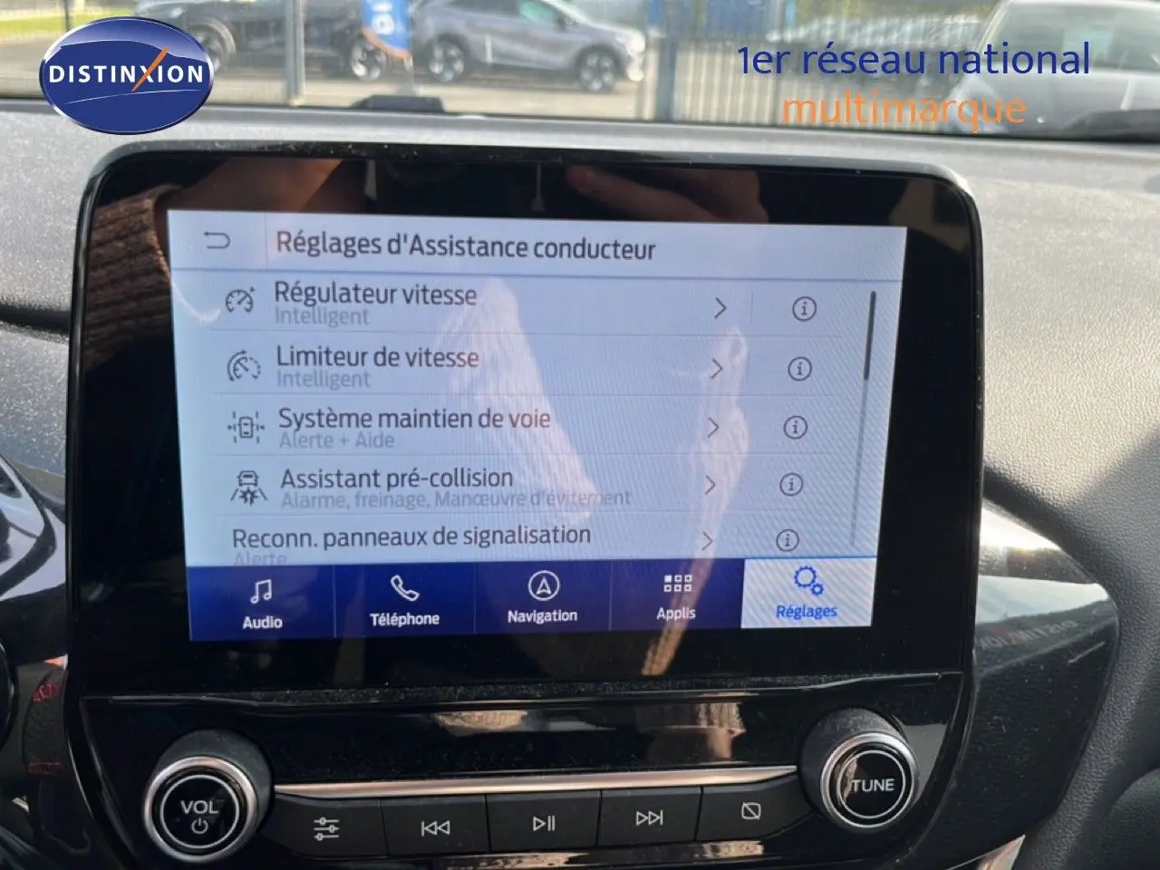 Vue avant du Ford Puma noir agate métal 2023, mettant en valeur l'écran tactile central avec les réglages d'assistance conducteur.