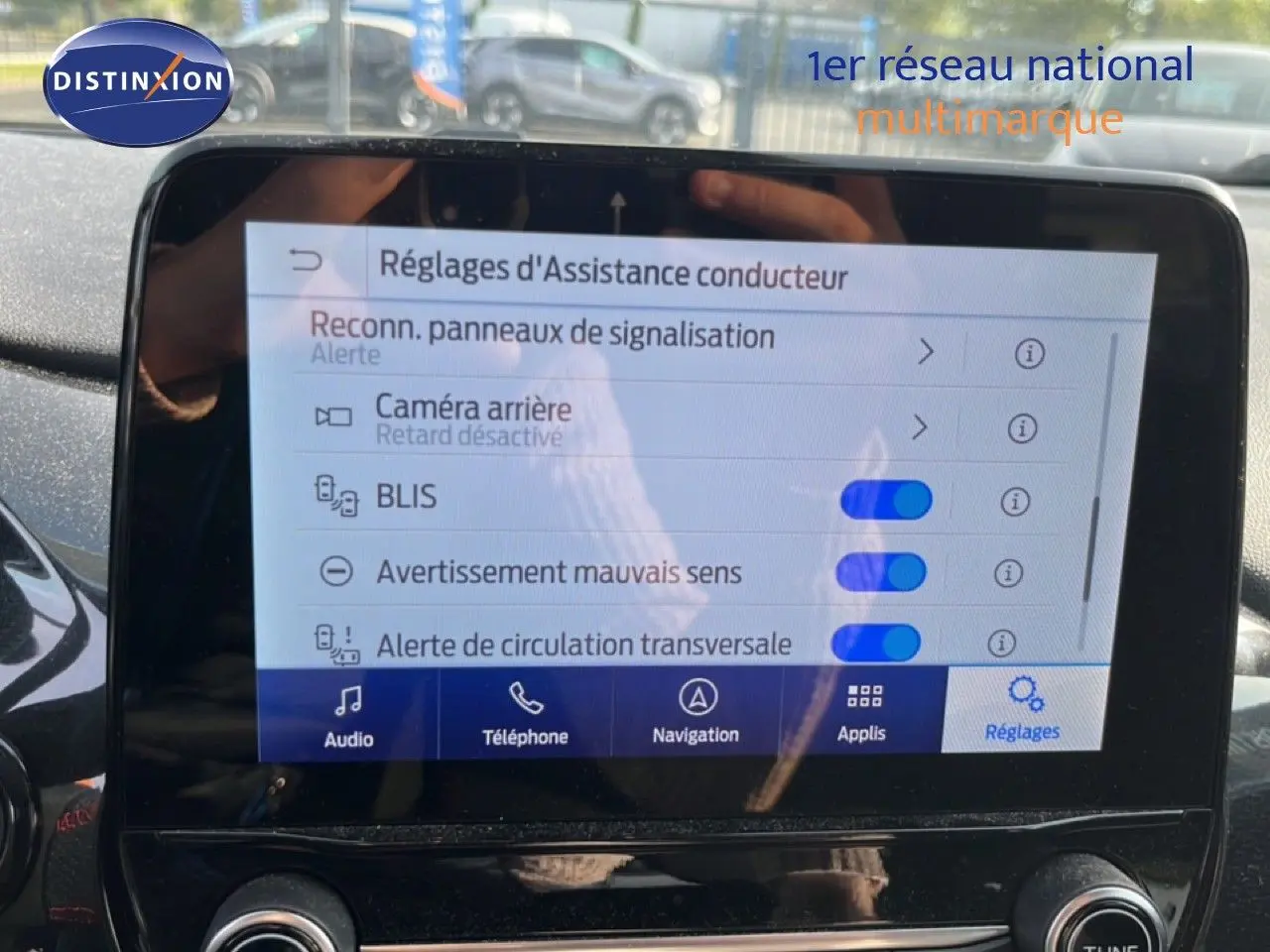 Écran tactile du système d'infodivertissement du Ford Puma noir, affichant les réglages d'assistance conducteur.
