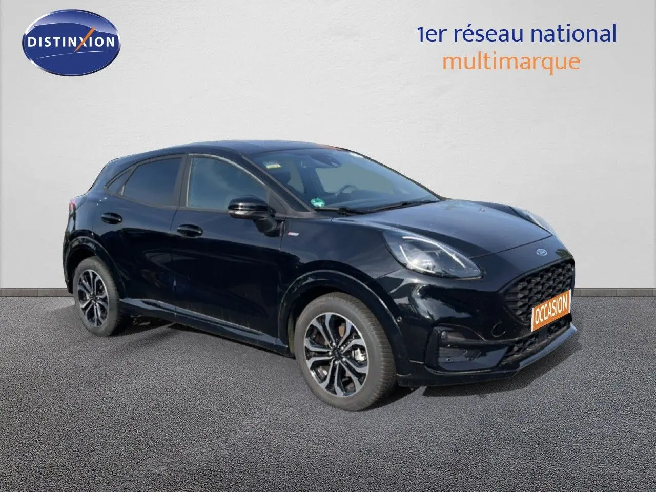 Ford Puma noir Agate Metal en 3/4 avant droit, mettant en valeur sa calandre et ses jantes bi-ton.