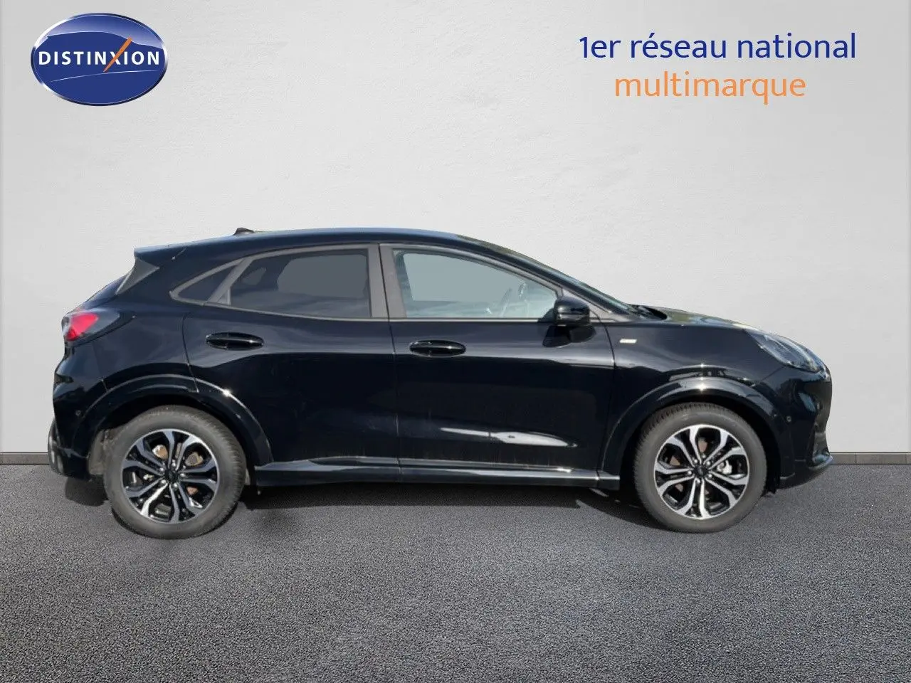 Vue de profil côté gauche d'un Ford Puma 1.0 EcoBoost MHEV 155ch noir Agate métal avec jantes alliage.