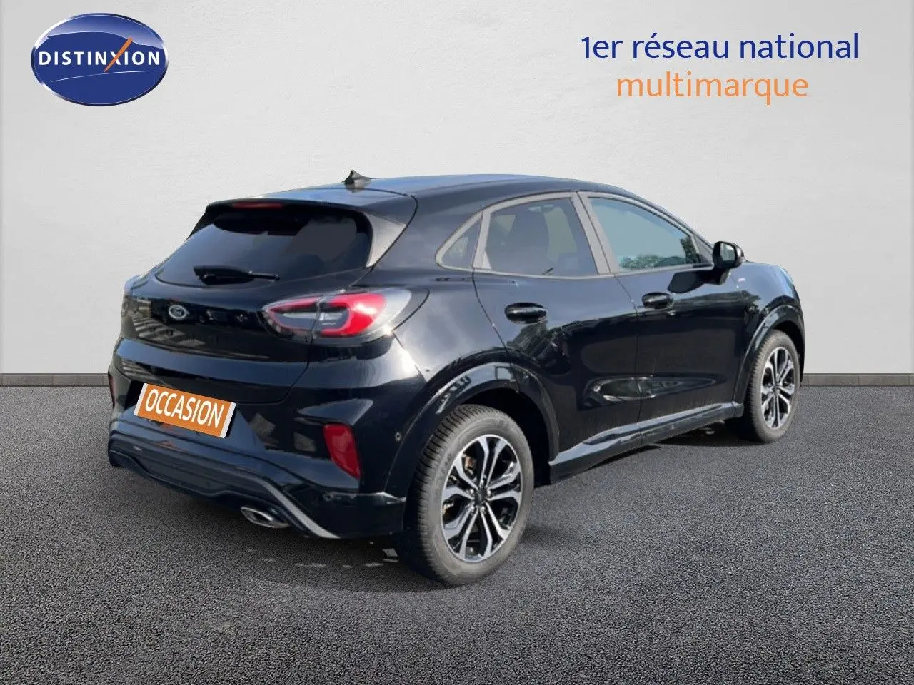 Vue 3/4 arrière droite du Ford Puma noir Agate Métal 2023 avec jantes alliage et feux LED distinctifs.