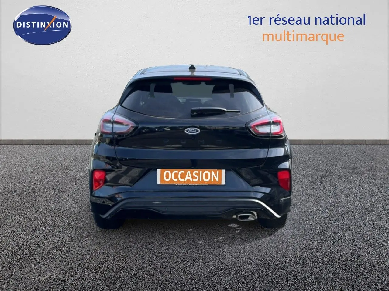 Vue arrière d'un Ford Puma noir agate métal 2023 avec feux LED et sortie d'échappement visible.