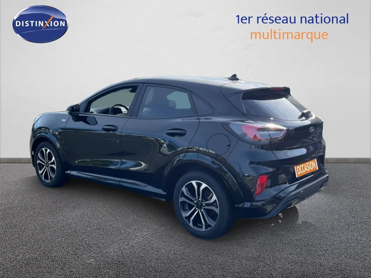 Vue 3/4 arrière droite d'un Ford Puma noir Agate Métal 2023 avec jantes alliage et feux LED.