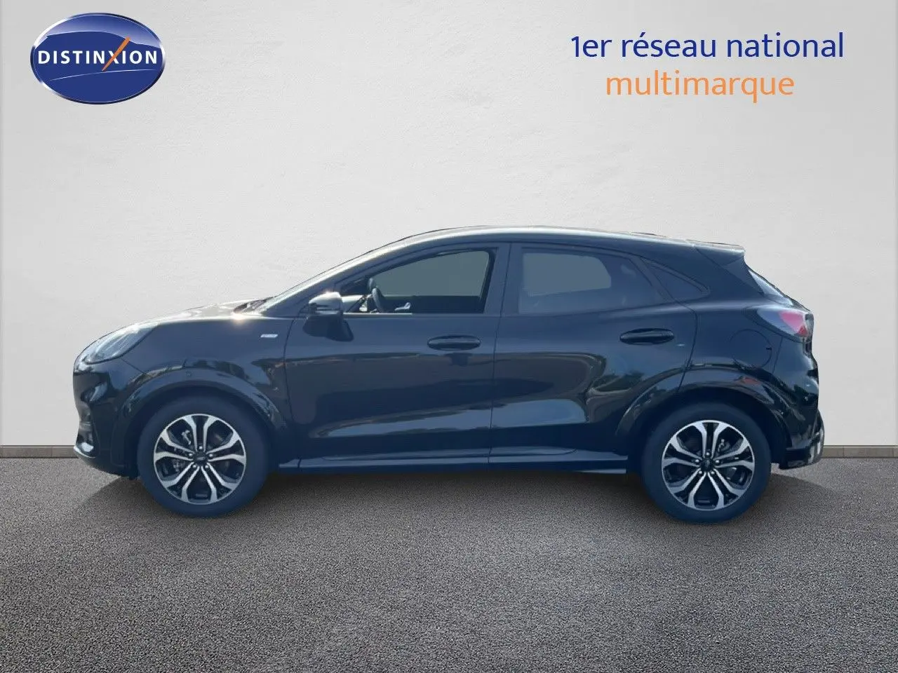 Ford Puma 2023 noir agate métal, vue profil côté gauche, jantes alliage bicolores et lignes fluides.