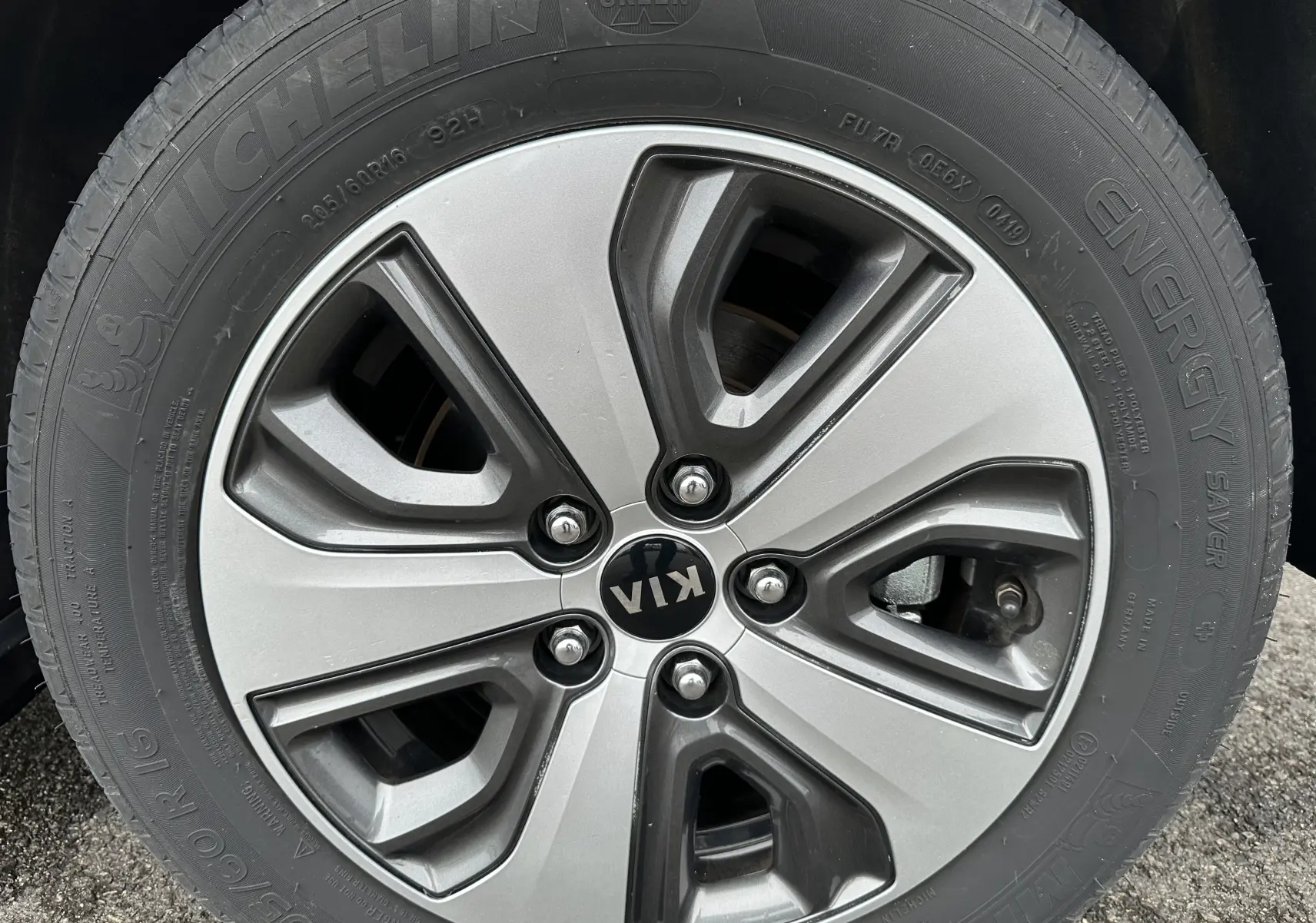 Gros plan sur la roue Michelin d'un KIA Niro blanc céleste hybride rechargeable, mettant en valeur le pneu et la jante.