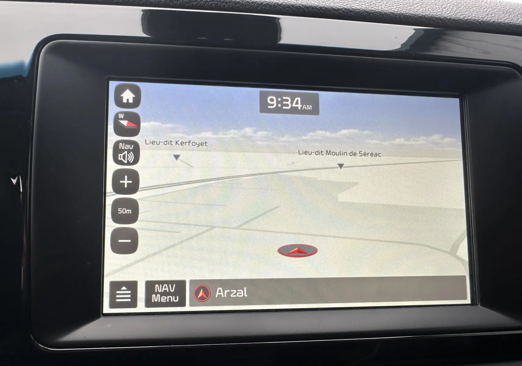 Écran de navigation GPS du Kia Niro hybride rechargeable 2020 affichant la carte et l'heure 9h34.