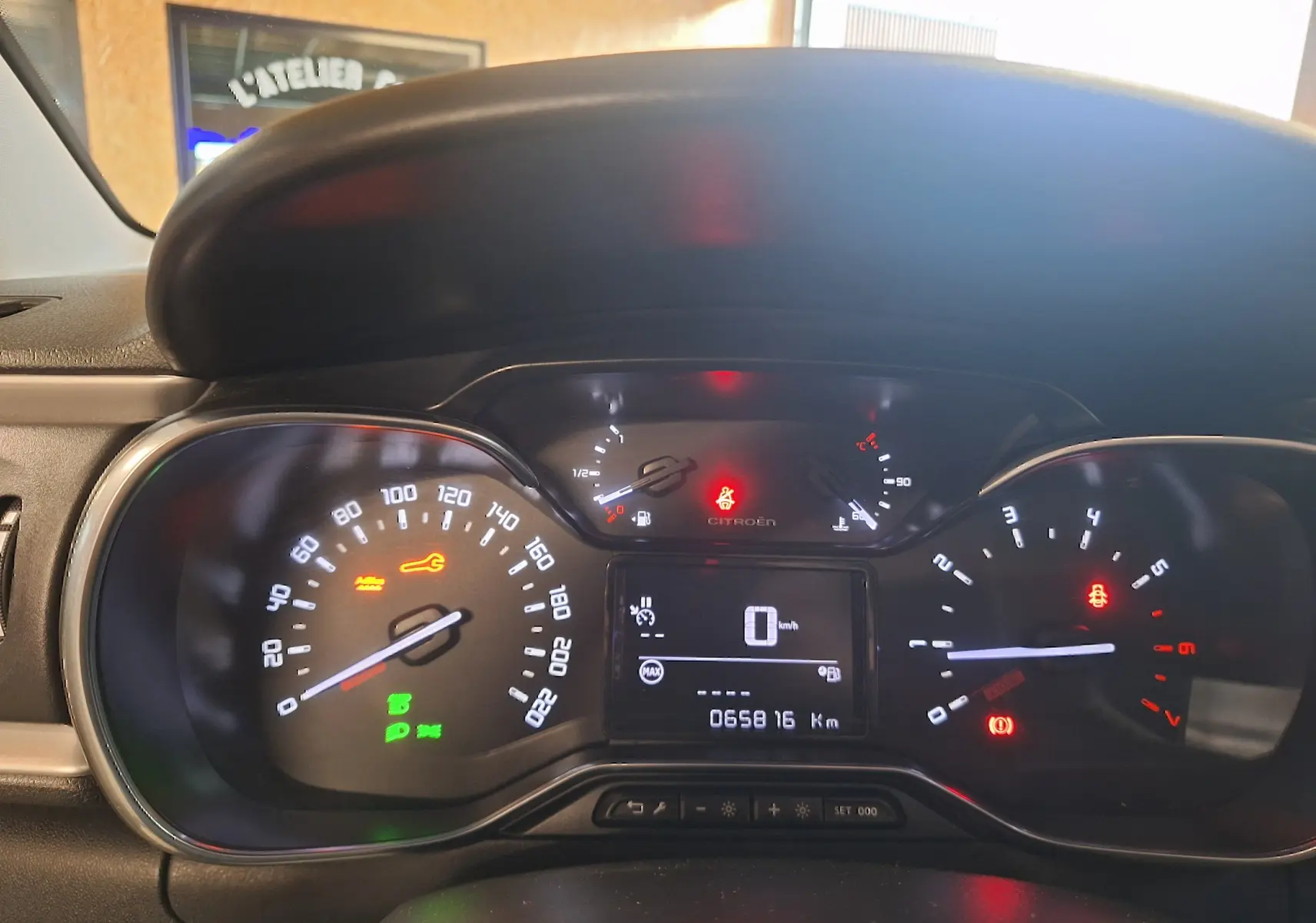 Tableau de bord de Citroën C3 gris 2019, affichant compteur, jauges et témoins lumineux au centre du poste de conduite.