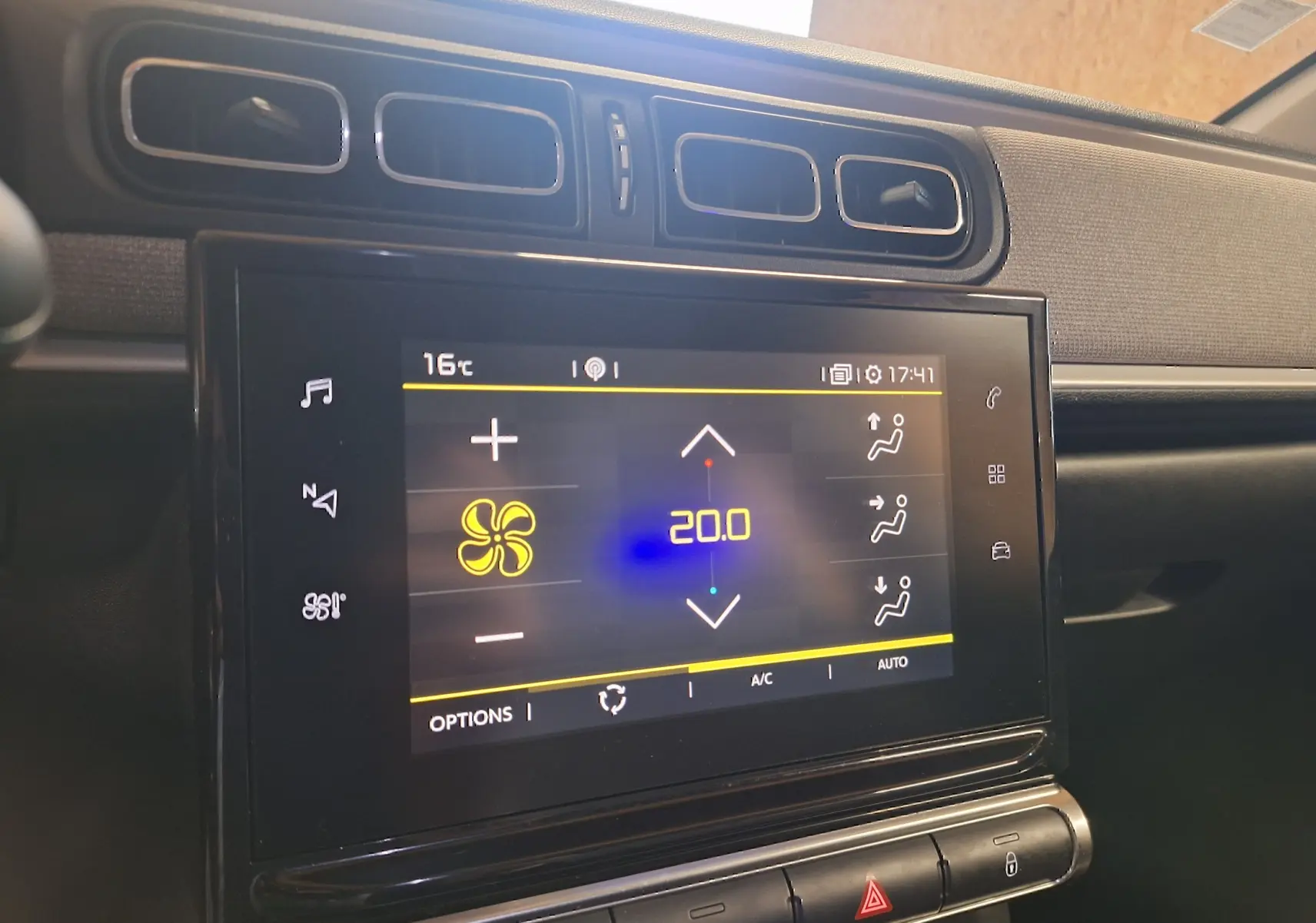 Écran tactile central affichant la climatisation à 20°C sur le tableau de bord gris de la Citroën C3 2019.