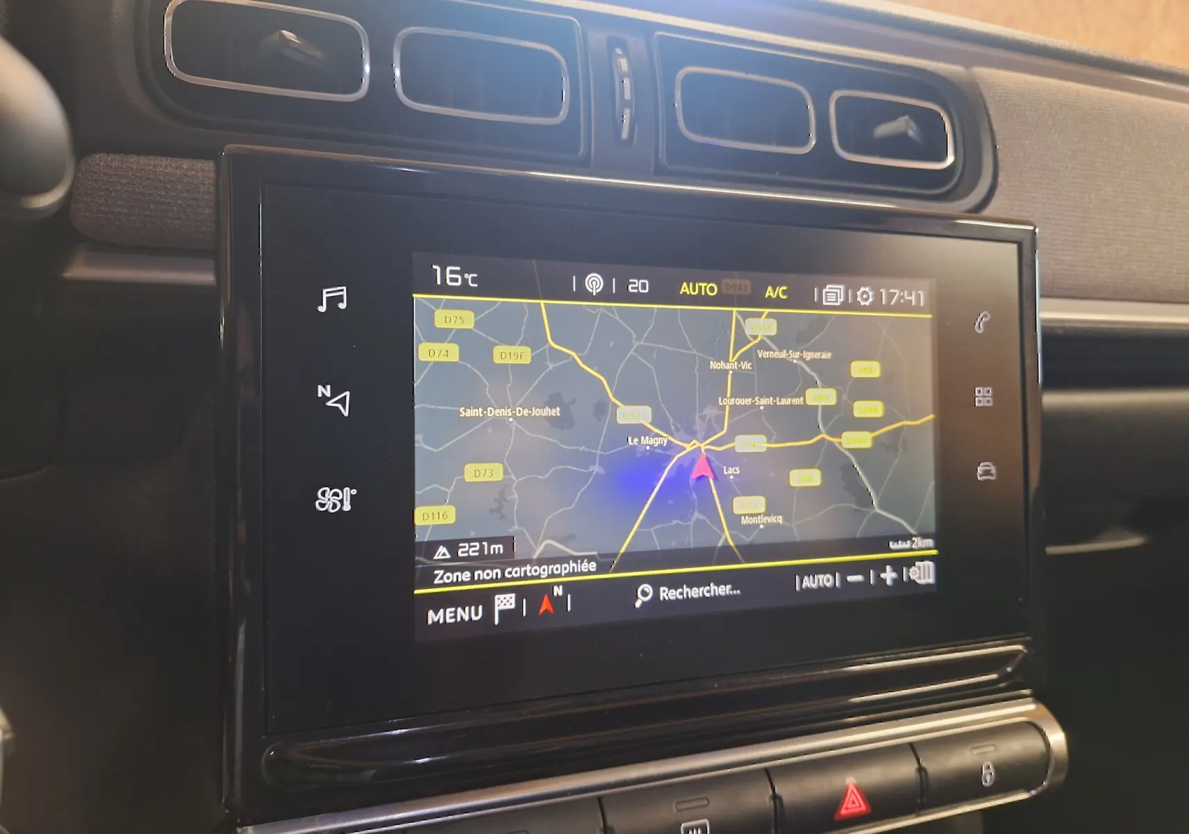 Écran tactile du GPS de la Citroën C3 gris 2019, vue rapprochée du tableau de bord intérieur.