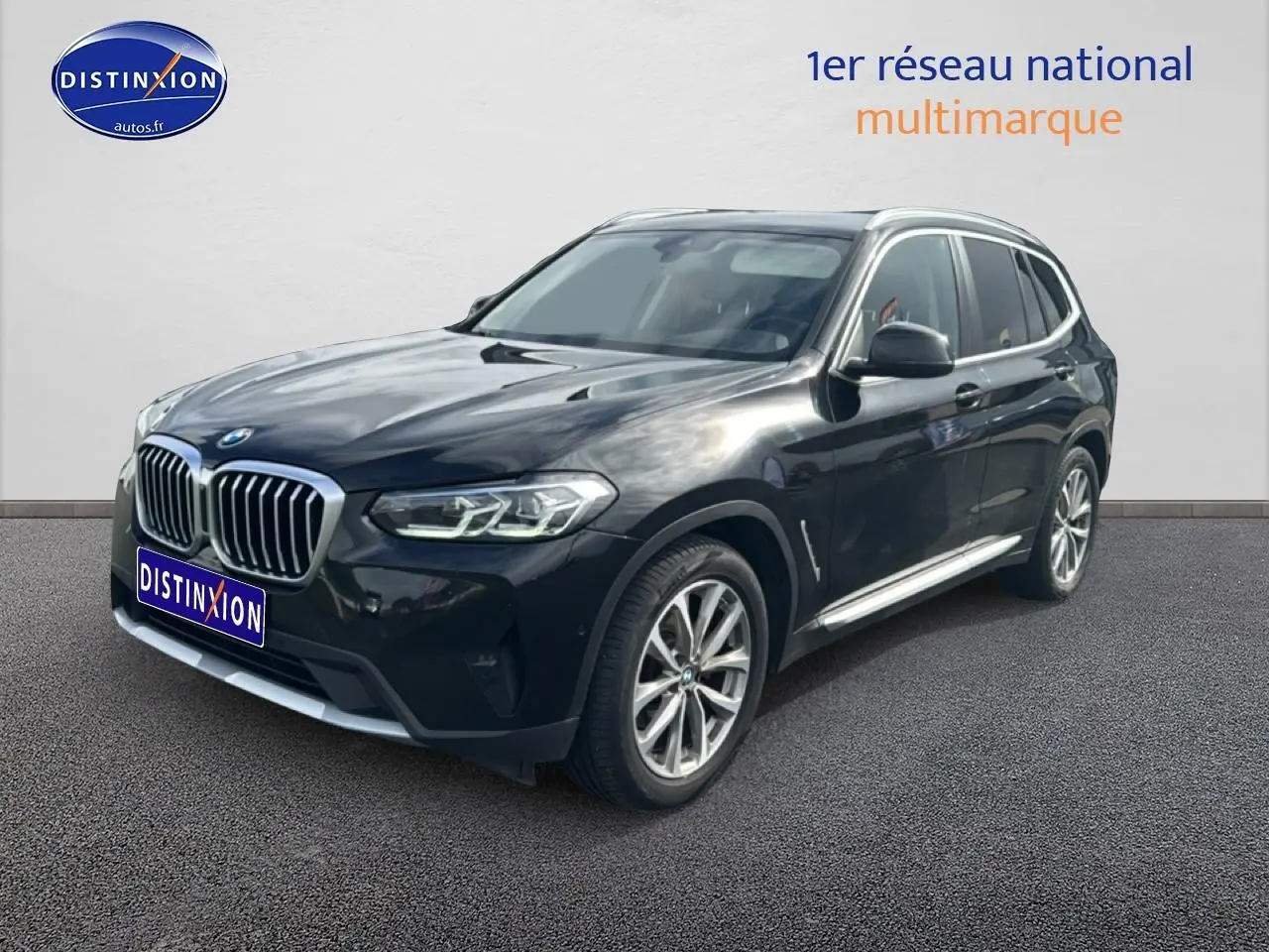 BMW X3 noir en 3/4 avant droit, mettant en valeur sa calandre imposante et ses jantes alu 19 pouces.