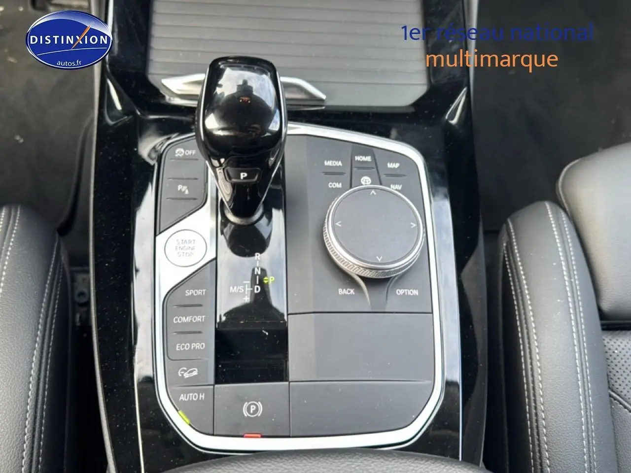 Gros plan sur la console centrale noire du BMW X3 2024 avec levier de vitesses et commandes de conduite.