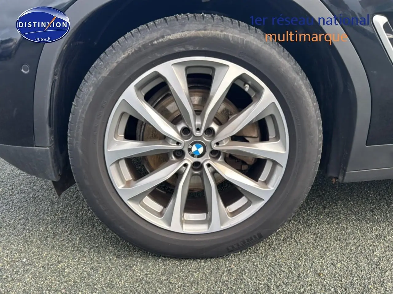 Gros plan sur la roue avant droite avec jante alu 19 pouces du BMW X3 noir (g01) xdrive20d 2024.