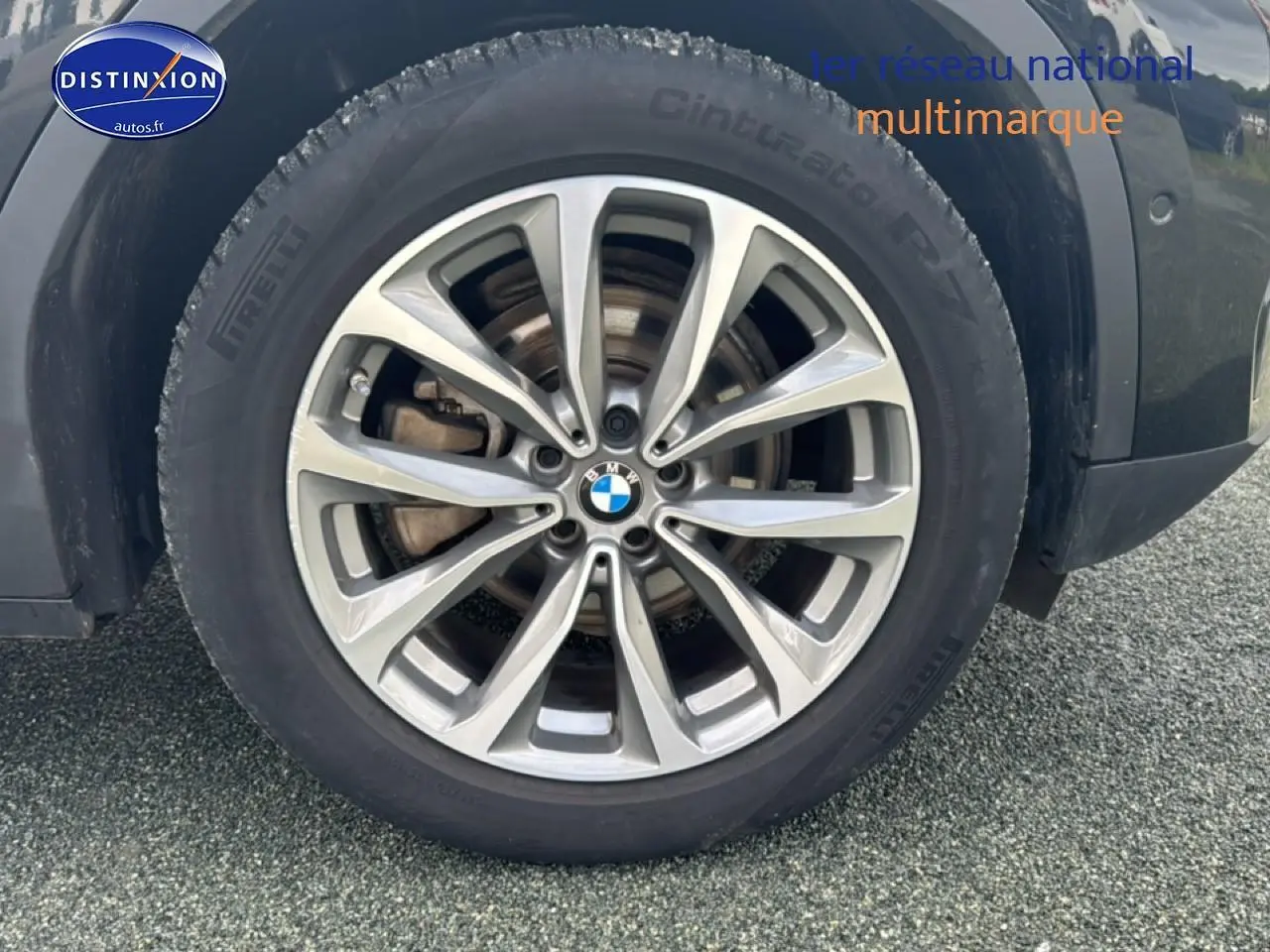 Gros plan sur la jante alu 19 pouces côté avant droit du BMW X3 noir (g01) xdrive20d 190 business design 2024.
