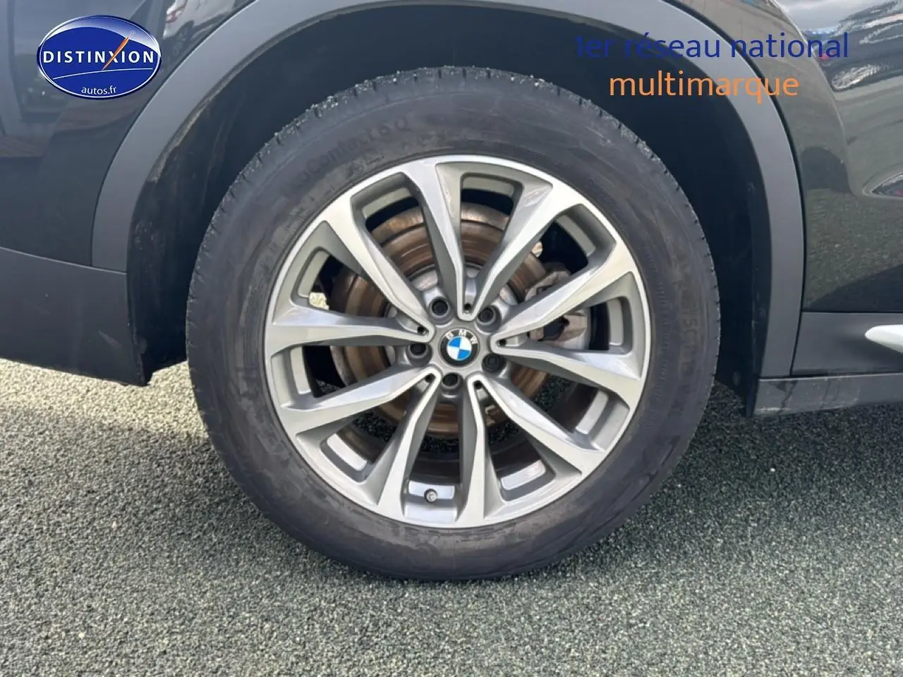 Gros plan sur la jante alu 19 pouces du BMW X3 noir (g01) xdrive20d 2024 côté arrière droit.