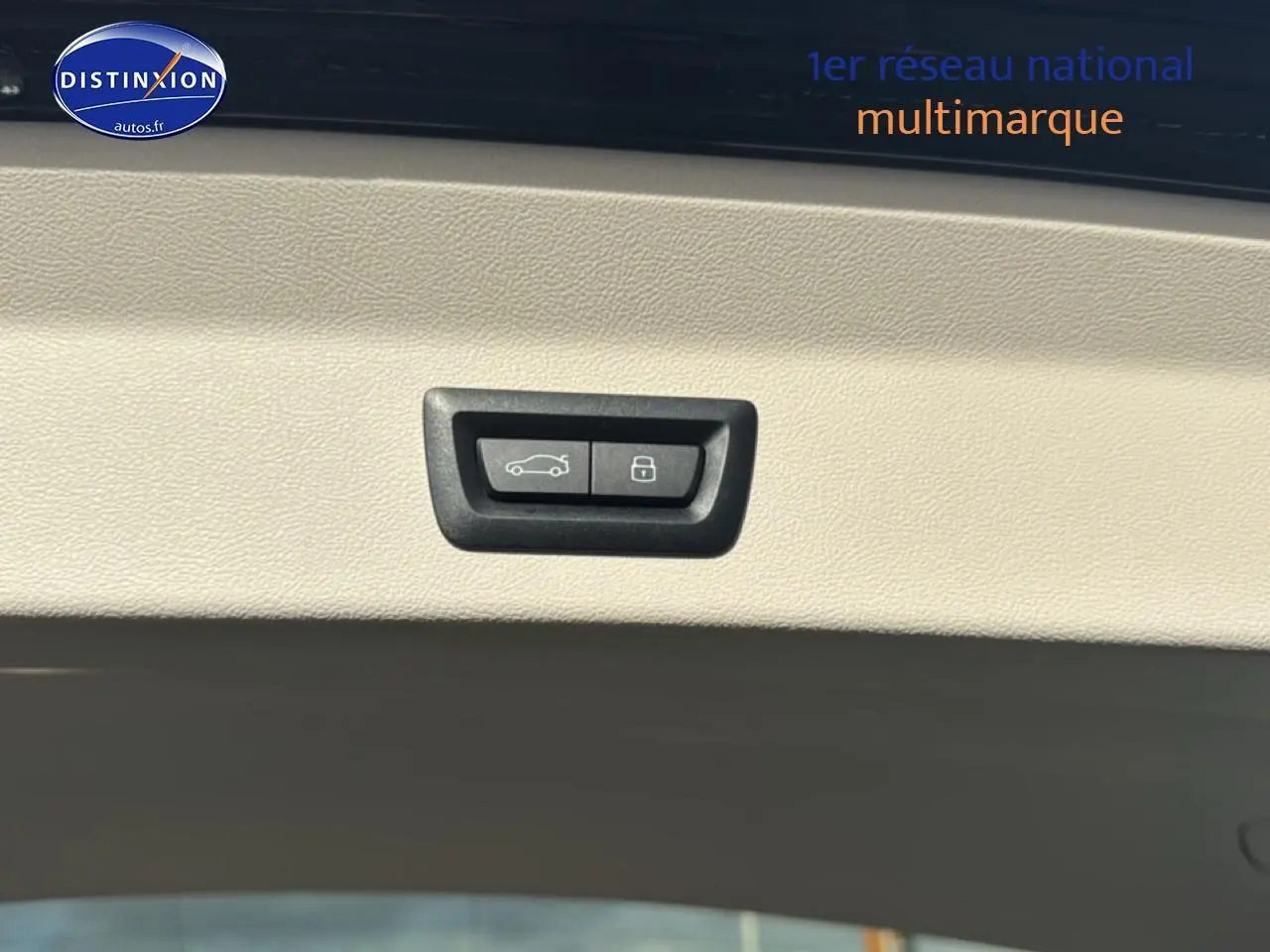 Gros plan sur le bouton d'ouverture de coffre intérieur du BMW X3 noir (g01) xdrive20d 2024.